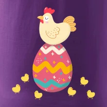 Sliepka sediaca na veľkonočnom vajci