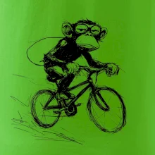 Opice s batohom na bicykli