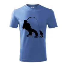 Rybár ťahajúce rybu