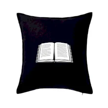 Kniha čiernobiela otvorená s textom