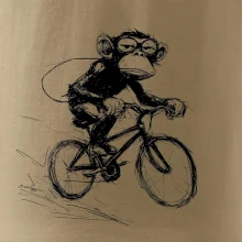 Opice s batohom na bicykli