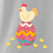 Sliepka sediaca na veľkonočnom vajci