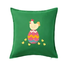 Sliepka sediaca na veľkonočnom vajci