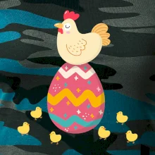 Sliepka sediaca na veľkonočnom vajci