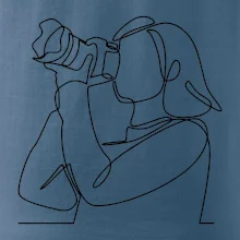 Fotografka stojaca jedným ťahom