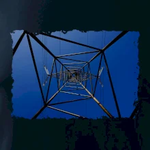 Stožiar vysokého napätia zospodu