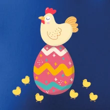 Sliepka sediaca na veľkonočnom vajci