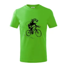 Opice s batohom na bicykli