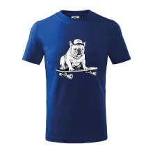 Čiernobiely buldog na skateboarde