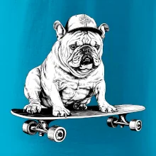 Čiernobiely buldog na skateboarde