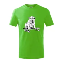 Čiernobiely buldog na skateboarde