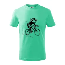 Opice s batohom na bicykli