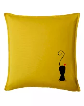 Zamilovaná mačka ležiaca