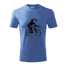 Opice s batohom na bicykli