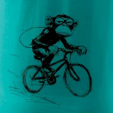 Opice s batohom na bicykli