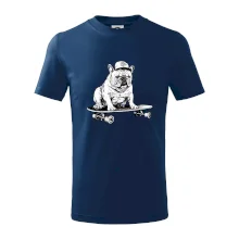 Čiernobiely buldog na skateboarde