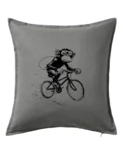 Opice s batohom na bicykli