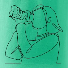 Fotografka stojaca jedným ťahom