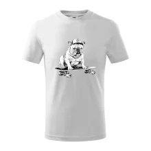 Čiernobiely buldog na skateboarde