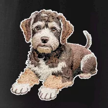 Lagotto romagnolo ležiaci vyšívaný na prsníku