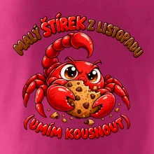 Malý listopadový štírek chrání čokoládovou sušenku