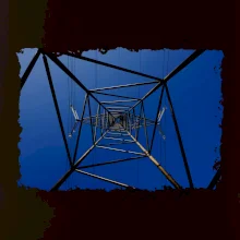 Stožiar vysokého napätia zospodu