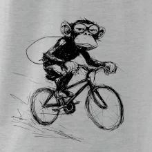 Opice s batohom na bicykli