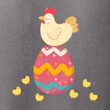 Sliepka sediaca na veľkonočnom vajci