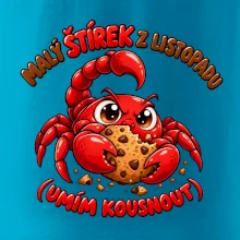 Malý listopadový štírek chrání čokoládovou sušenku