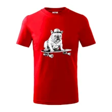 Čiernobiely buldog na skateboarde