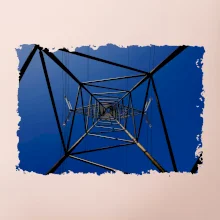 Stožiar vysokého napätia zospodu