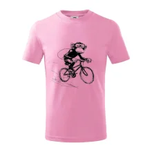 Opice s batohom na bicykli