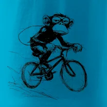 Opice s batohom na bicykli