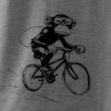 Opice s batohom na bicykli
