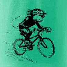 Opice s batohom na bicykli