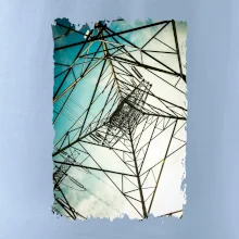 Farebné nebo - stožiare vysokého napätia