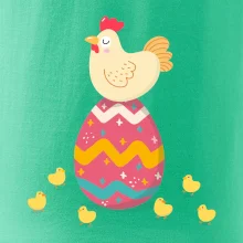 Sliepka sediaca na veľkonočnom vajci