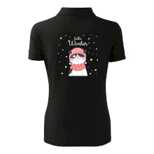 Mačka v čiapke s vystrčeným jazykom