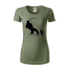 Rybár ťahajúce rybu