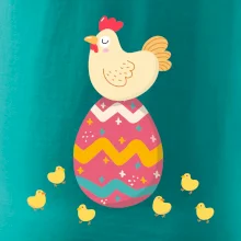 Sliepka sediaca na veľkonočnom vajci