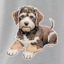 Lagotto romagnolo ležiaci vyšívaný na prsníku