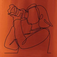 Fotografka stojaca jedným ťahom