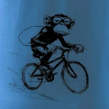 Opice s batohom na bicykli