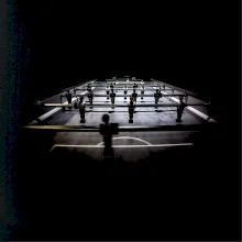 Stolný futbal v tieni