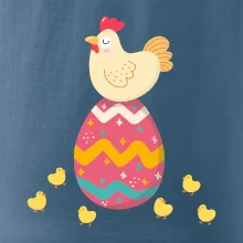 Sliepka sediaca na veľkonočnom vajci