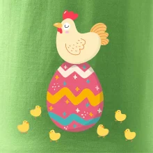 Sliepka sediaca na veľkonočnom vajci