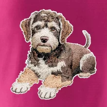 Lagotto romagnolo ležiaci vyšívaný na prsníku