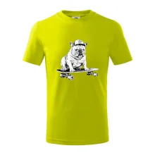 Čiernobiely buldog na skateboarde