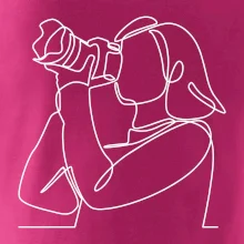 Fotografka stojaca jedným ťahom