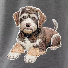 Lagotto romagnolo ležiaci vyšívaný na prsníku